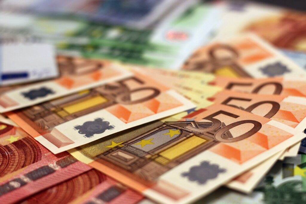 romania-risca-sa-piarda-227-milioane-de-euro-din-pnrr:-comisia-europeana-critica-numirile-netransparente-din-companiile-energetice-de-stat