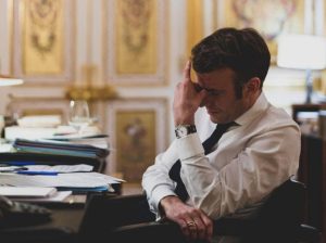 presa-italiana-rade-de-franta:-„o-societate-inapoiata-si-corporatista”
