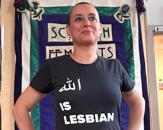 libertatea-ca-insulta.-activista-feminista,-trimisa-la-inchisoare-pentru-ca-a-purtat-un-tricou-pe-care-scria-„allah-este-lesbiana”
