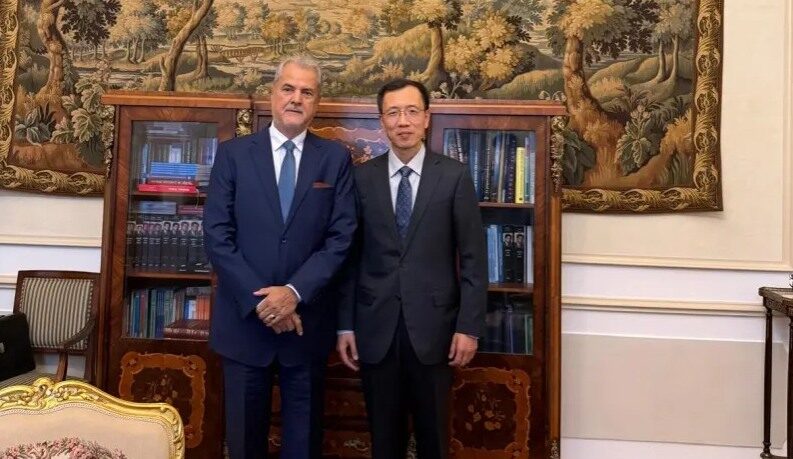 noul-ambasador-al-chinei-a-fost-primit-de-fostul-premier-adrian-nastase-la-sediul-fundatiei-europene-„titulescu”