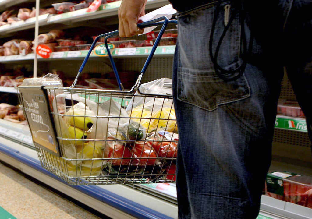 bolojan-a-discutat-cu-reprezentantii-marilor-retele-comerciale.-retailerii-i-au-transmis-ca-nu-sunt-de-acord-cu-interventia-statului-in-economie,-inclusiv-prin-plafonarea-adaosului-comercial,-dar-se-vor-conforma