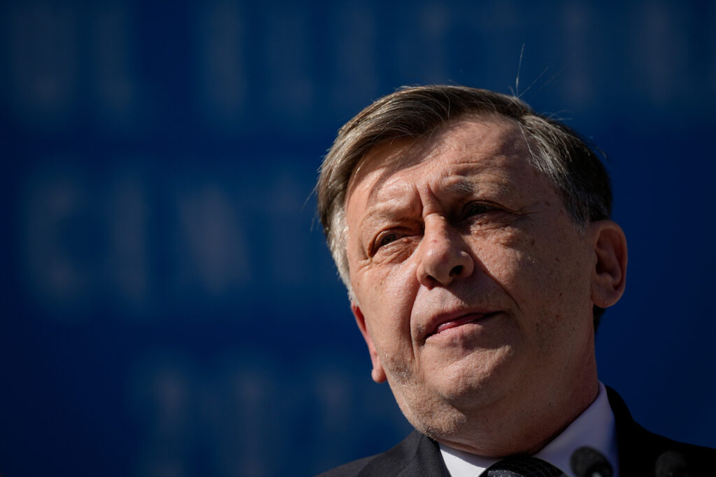 antonescu,-atac-la-adresa-lui-bolojan:-politica-interna-nu-se-poate-reduce-doar-la-tema-deficitului