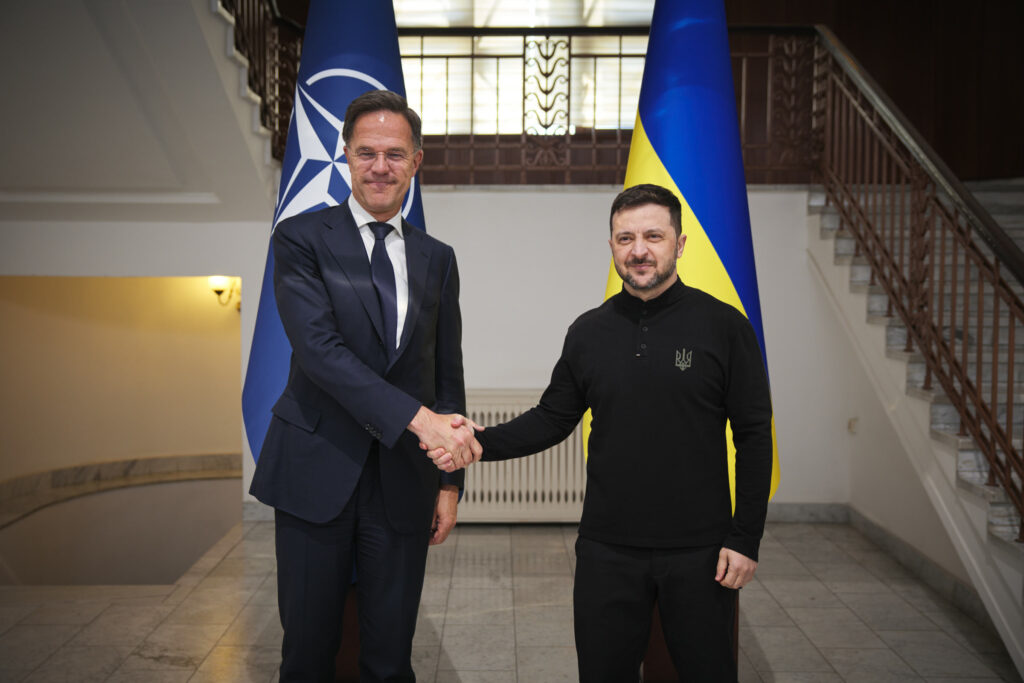 volodimir-zelenski-a-discutat-cu-macron-si-rutte-despre-provocarile-rusiei-in-spatiul-aerian