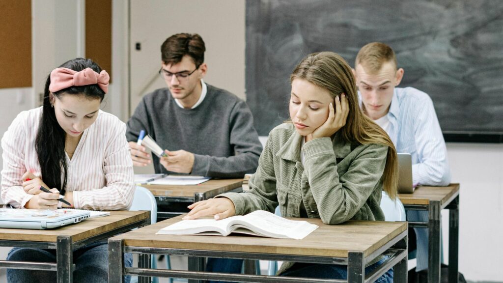 guvernul-da-cate-2000-5.000-lei-elevilor-cu-media-10-la-examene