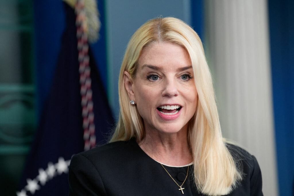 procurorul-general-pam-bondi-are-rezerve-privind-punerea-sub-acuzare-a-lui-james-comey