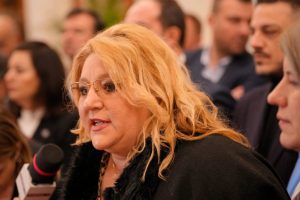 diana-sosoaca-a-fluturat-steagul-palestinei-pe-aeroportul-otopeni.-ea-a-facut-atacuri-la-adresa-israel,-nato,-parchetul-general-si-ue