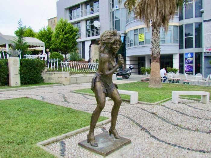 statuie-de-3-metri-dedicata-regretatei-artiste-tina-turner,-dezvelita-in-orasul-natal-din-tennessee