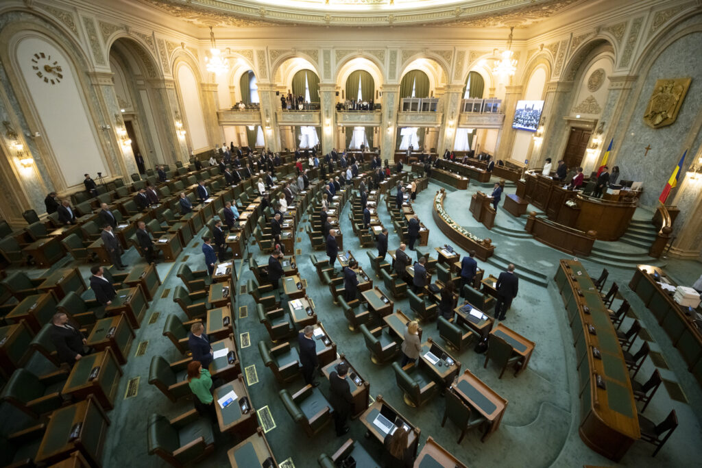 senatul-a-aprobat-legea-usr-care-blocheaza-majorarea-salariilor-sefilor-companiilor-cu-datorii