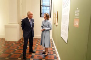 regele-charles-a-vizitat-expozitia-dedicata-reginei-maria,-ruda-indepartata-a-monarhului,-la-institutului-cultural-roman-din-londra. 