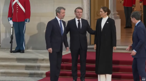 nicusor-dan,-noua-gafa-de-protocol-la-copenhaga:-presedintele-romaniei,-reticent-sa-se-fotografieze-cu-macron-si-oficialii-danezi
