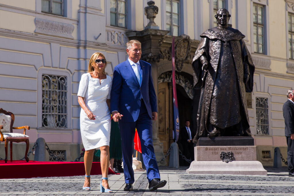 anaf-confirma-ca-a-preluat-imobilul-fostului-presedinte-klaus-iohannis-din-sibiu.-accesul-s-a-facut-prin-schimbarea-yalei-usii-de-la-intrare