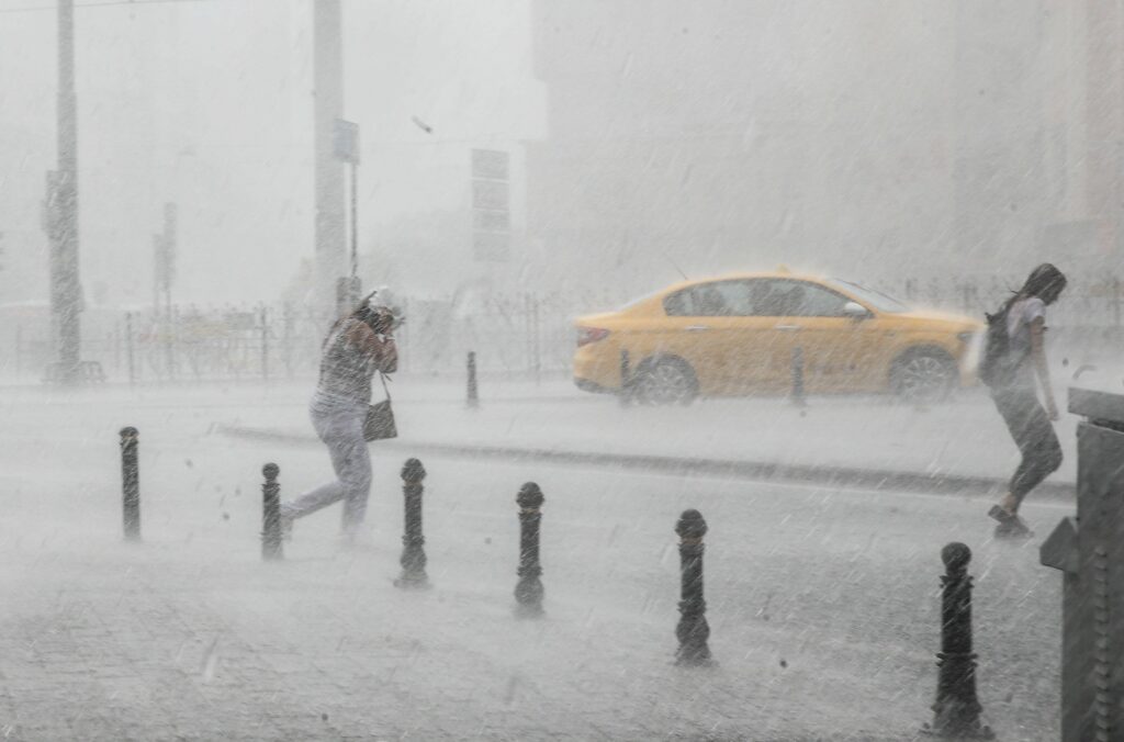 primaria-sector-2-ofera-compensatii-pentru-masinile-distruse-de-fenomene-meteo-extreme