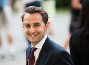 sindicalistii-din-guvern-cer-demisia-lui-mihai-jurca:-„a-transformat-curtea-palatului-in-garaj-privat”
