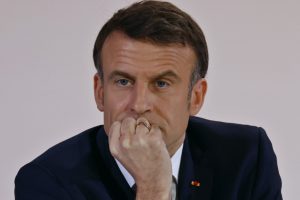 ”macron-trebuie-sa-plece”.-guvernul-a-supravietuit-12-ore