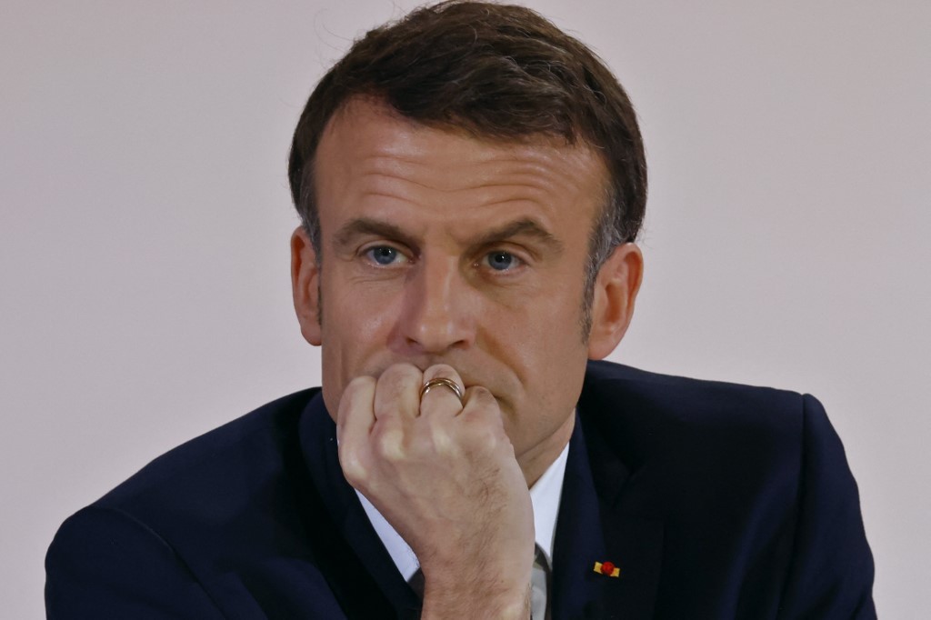 ”macron-trebuie-sa-plece”.-guvernul-a-supravietuit-12-ore