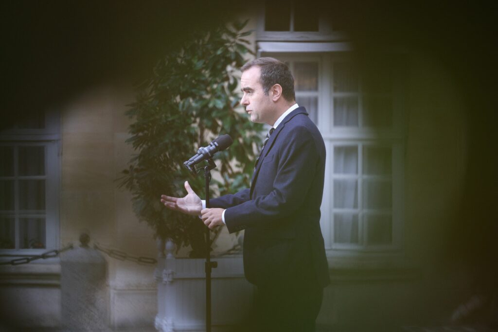 de-ce-a-demisionat-sebastien-lecornu-din-functia-de-premier-al-frantei?