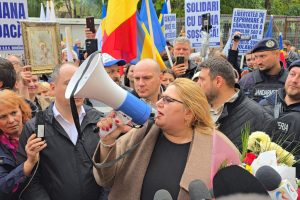 diana-sosoaca,-urmarita-penal-pentru-11-infractiuni,-printre-care-negarea-holocaustului