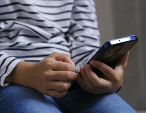 senatul-a-adoptat-legea-majoratului-digital.-copiii-sub-16-ani-vor-putea-accesa-platforme-online-doar-cu-acordul-parintilor
