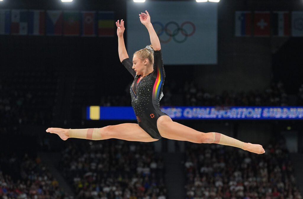 gimnastica.-sabrina-voinea-conduce-la-barna-si-sol,-dupa-sase-subdiviziuni-in-calificari-la-mondiale