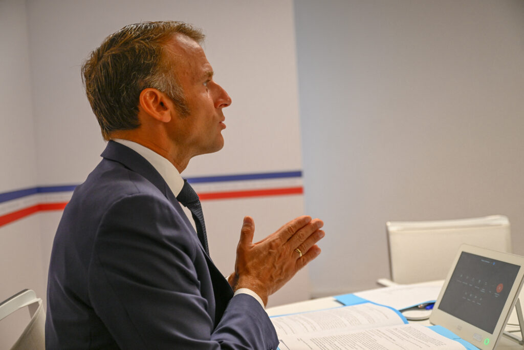 presedintele-macron-a-anuntat-ca-sustine-decizia-premierului-de-a-ingheta-reforma-pensiilor