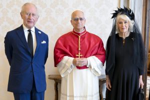 regele-charles-la-vatican-un-moment-istoric-pentru-relatiile-dintre-biserica-anglicana-si-cea-catolica.-a-devenit-primul-monarh-britanic-care-s-a-rugat-alaturi-de-un-papa-in-ultimii-500-de-ani