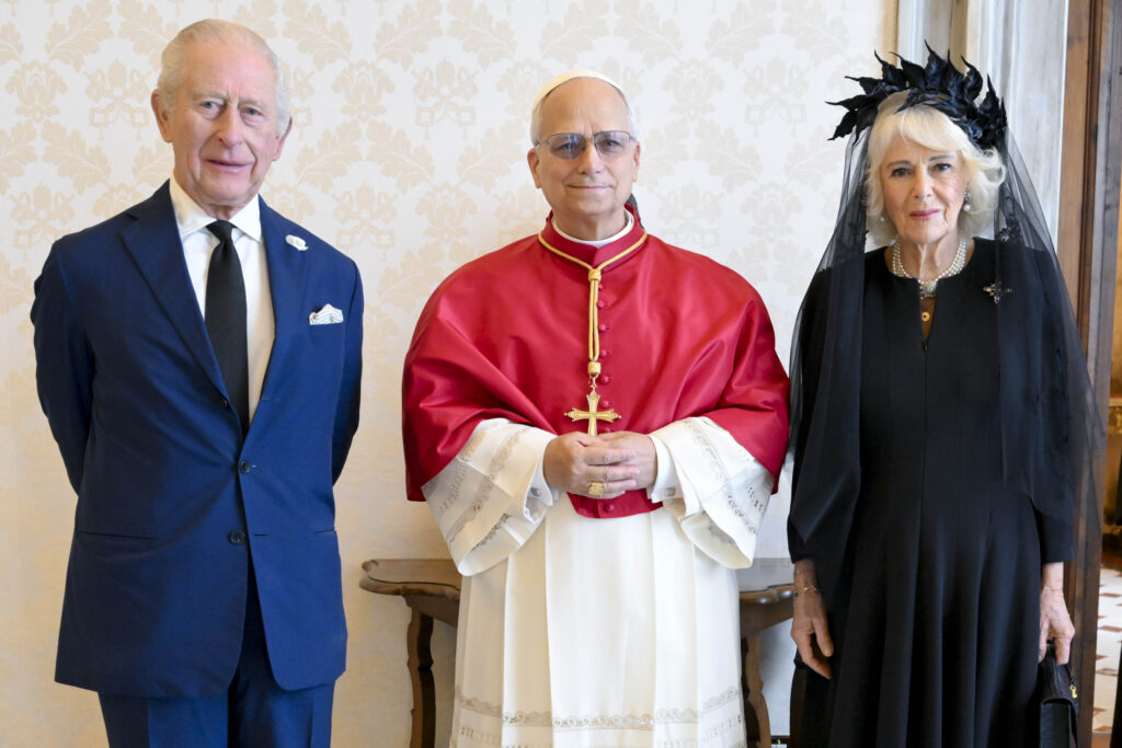 regele-charles-la-vatican-un-moment-istoric-pentru-relatiile-dintre-biserica-anglicana-si-cea-catolica.-a-devenit-primul-monarh-britanic-care-s-a-rugat-alaturi-de-un-papa-in-ultimii-500-de-ani