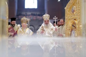 patriarhul-ecumenic-bartolomeu-i-a-ajuns-vineri-la-bucuresti,-la-invitatia-patriarhului-daniel.-va-participa-la-sfintirea-picturii-catedralei-nationale