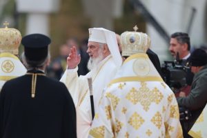 sfintirea-catedralei-nationale-|-incepe-slujba-oficiata-de-patriarhul-ecumenic-bartolomeu-i-|-nicusor-dan,-maia-sandu,-dar-si-traian-basescu-si-emil-constantinescu-asista-la-ceremonie,-alaturi-de-10.000-de-credinciosi-(galerie-foto-video)