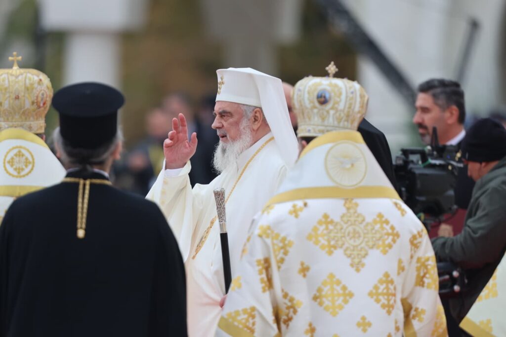 sfintirea-catedralei-nationale-|-incepe-slujba-oficiata-de-patriarhul-ecumenic-bartolomeu-i-|-nicusor-dan,-maia-sandu,-dar-si-traian-basescu-si-emil-constantinescu-asista-la-ceremonie,-alaturi-de-10.000-de-credinciosi-(galerie-foto-video)