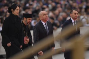 bolojan,-huiduit-si-la-catedrala:-„demisia!-ati-taiat-salariile-oamenilor”.-nu-a-fost-singurul-criticat-de-multime