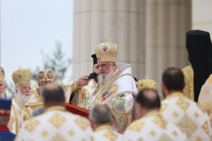 sfintirea-picturii-catedralei-nationale-|-politicieni-si-mii-de-credinciosi-au-fost-prezenti-la-slujba
