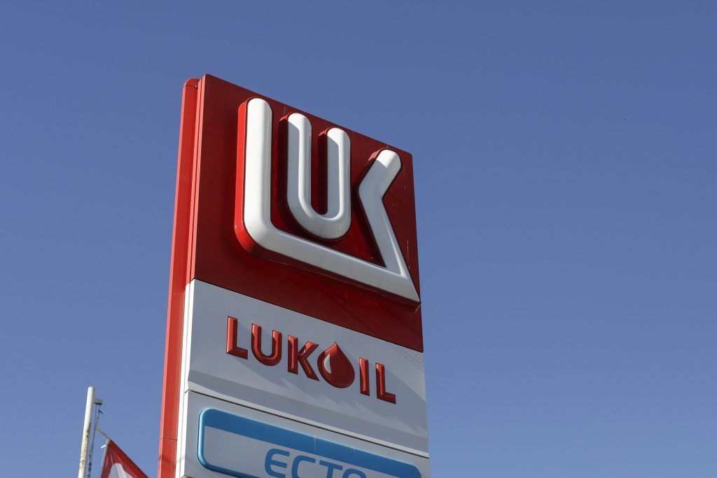 lukoil-isi-vinde-activele-din-romania