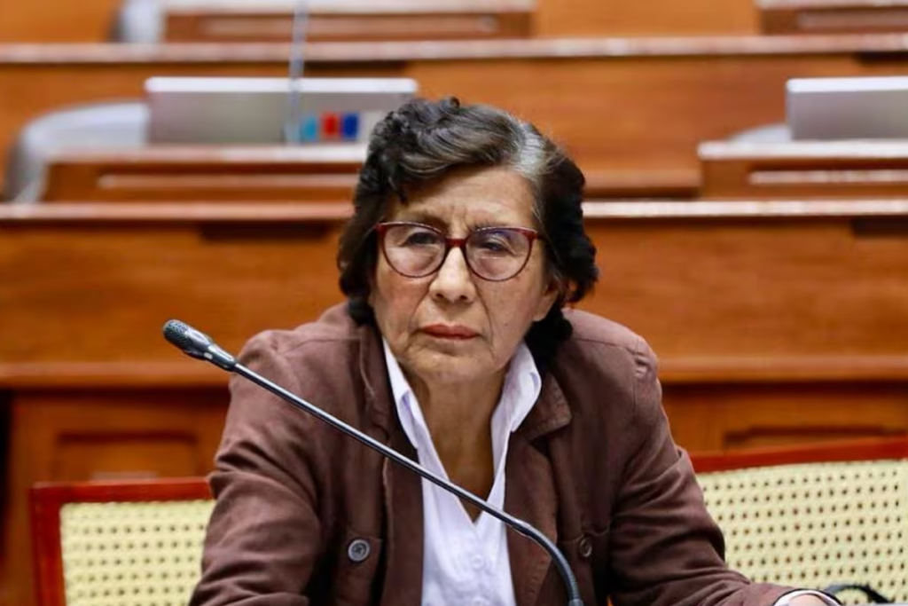 deputata-fotografiata-in-timp-ce-un-consilier-ii-facea-pedichiura