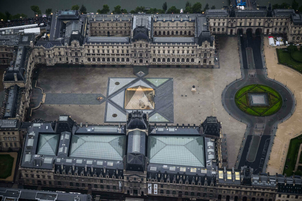 presedintele-comisiei-pentru-cultura-din-franta-critica-securitatea-de-la-luvru