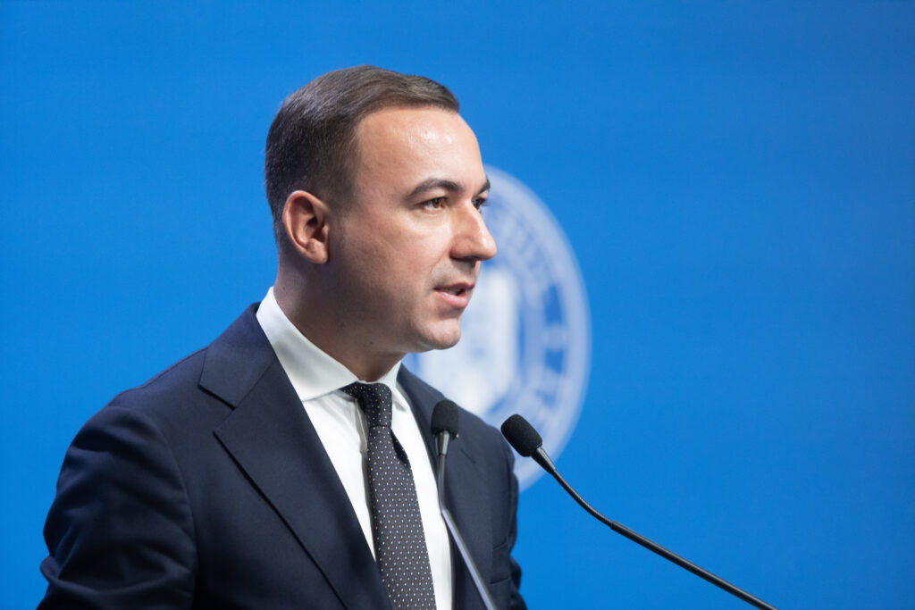 ministrul-bogdan-ivan-anunta-ca-romania-negociaza-un-acord-de-30-de-miliarde-de-dolari-cu-sua-pentru-investitii-in-energie-si-ai