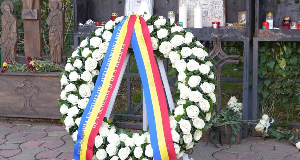 nicusor-dan-a-depus-o-coroana-de-flori-in-memoria-victimelor-de-la-clubul-„colectiv”:-„in-memoria-victimelor,-avem-responsabilitatea-de-a-schimba-si-de-a-rezolva”
