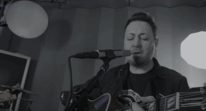 10-ani-de-la-colectiv-|-prima-aparitie-publica-a-supravietuitorului-trupei-goodbye-to-gravity:-„m-am-folosit-de-chitara-ca-sprijin-in-procedurile-medicale-dureroase-si-ca-suport-psihic”