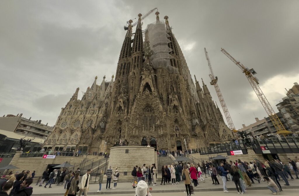 sagrada-familia-din-barcelona-devine-cea-mai-inalta-biserica-din-lume