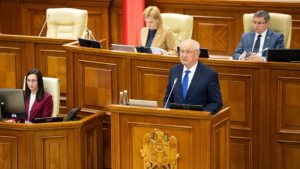 noul-guvern-al-republicii-moldova,-condus-de-premierul-alexandru-munteanu,-primeste-sprijinul-parlamentului-de-la-chisinau