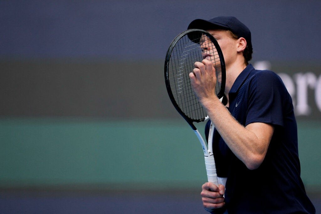 jannik-sinner-il-invinge-pe-ben-shelton-cu-6-3,-6-3-si-avanseaza-in-semifinalele-masters-1000