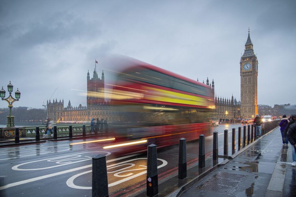 doi-barbati-arestati-dupa-ce-mai-multe-persoane-au-fost-injunghiate-intr-un-tren