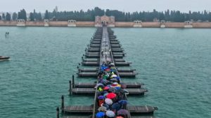 venetia-reinvie-un-pod-plutitor-catre-cimitirul-insular-pentru-ziua-tuturor-sfintilor