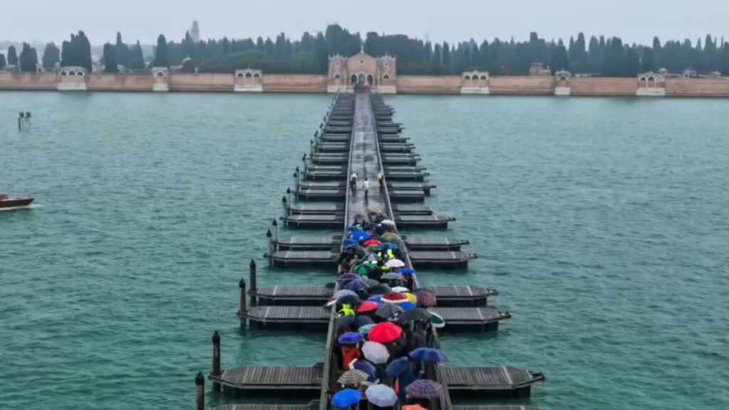 venetia-reinvie-un-pod-plutitor-catre-cimitirul-insular-pentru-ziua-tuturor-sfintilor