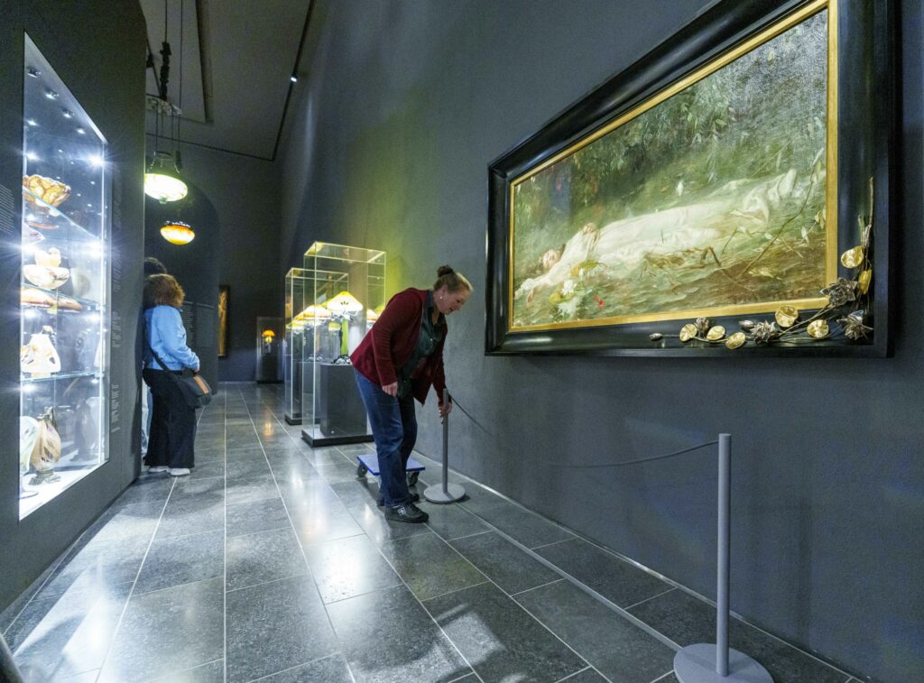 fanii-taylor-swift-invadeaza-un-muzeu-german-pentru-tabloul-care-a-inspirat-„the-fate-of-ophelia”