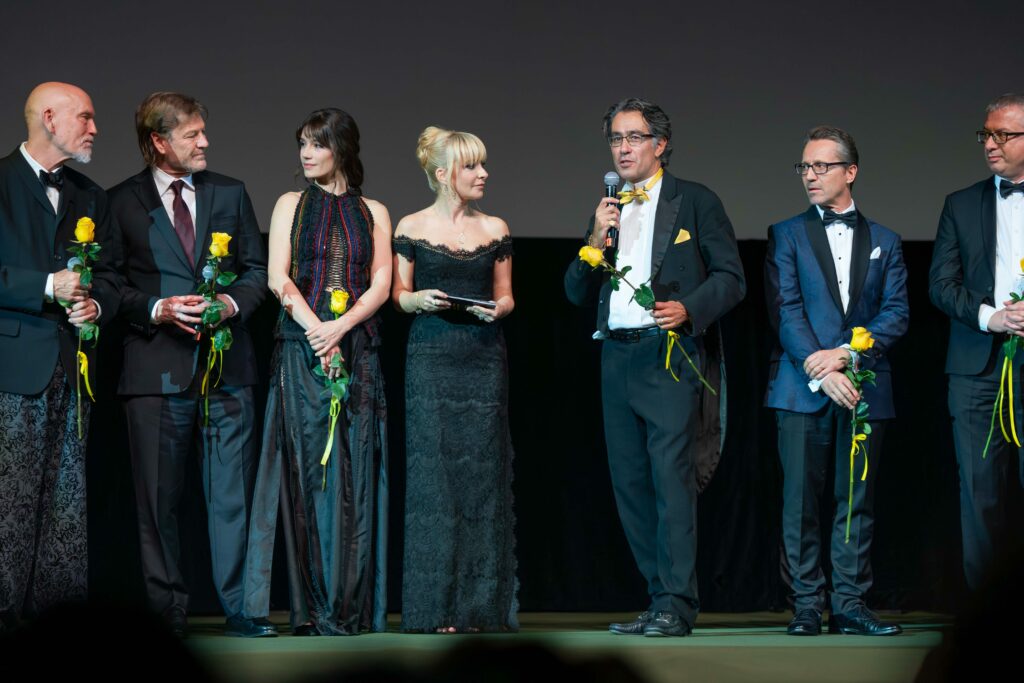 cravata-galbena-la-momentul-premierei-de-gala-/-john-malkovici:-“cred-ca-toti-cei-care-nu-suntem-romani,-ne-simtim-onorati-sa-facem-parte-din-acest-film-despre-un-mare-roman”