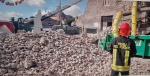 alerta-la-roma-o-parte-din-turnul-conti-s-a-prabusit.-un-barbat-ranit-grav-ar-fi-roman-(video)