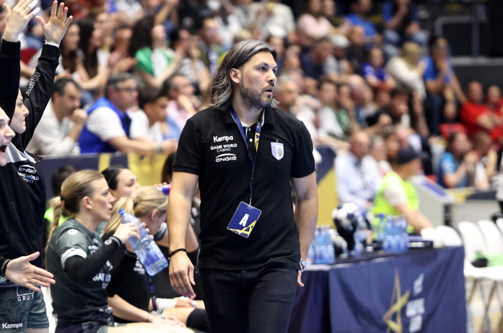 cad-capete-la-csm-bucuresti!-adi-vasile-si-cristina-varzaru-pleaca-oficial.-echipa-va-fi-condusa-de-antrenorul-secund