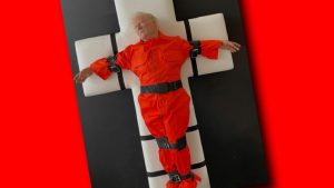 o-sculptura-cu-trump,-imbracat-in-costum-de-inchisoare-si-legat-de-o-cruce,-expusa-in-elvetia.-a-atras-3000-de-vizitatori-pe-zi