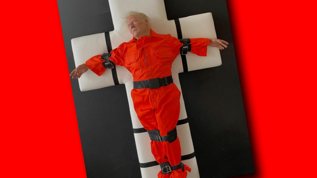 o-sculptura-cu-trump,-imbracat-in-costum-de-inchisoare-si-legat-de-o-cruce,-expusa-in-elvetia.-a-atras-3000-de-vizitatori-pe-zi