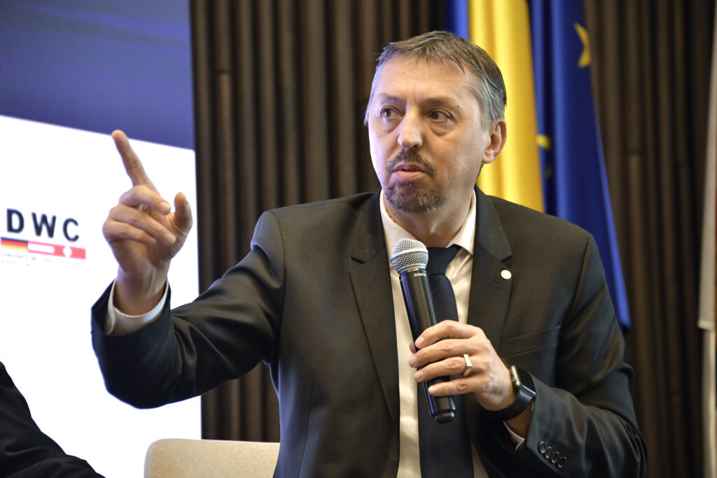 bursele-studentilor-vor-fi-marite-din-fondurile-europene.-daniel-david-explica-planul-pentru-prima-de-cariera-didactica